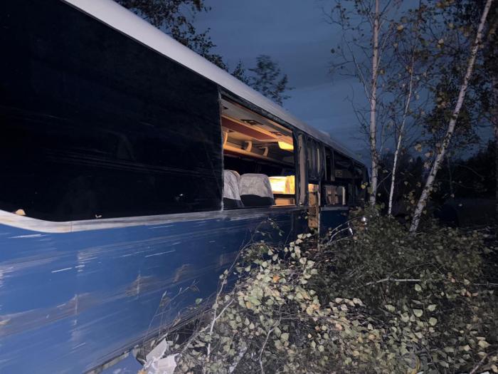 В Челябинской области автобус с пассажирами выехал в кювет | Под Челябинском автобус с 37 пассажирами попал в ДТП