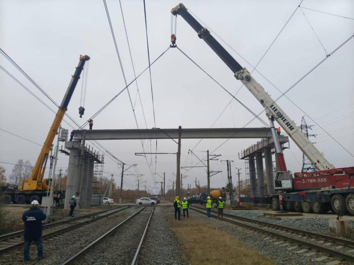 На строящемся путепроводе в челябинском Новосинеглазово уже монтируют балки  | В Новосинеглазово на строящемся путепроводе начался монтаж балок 