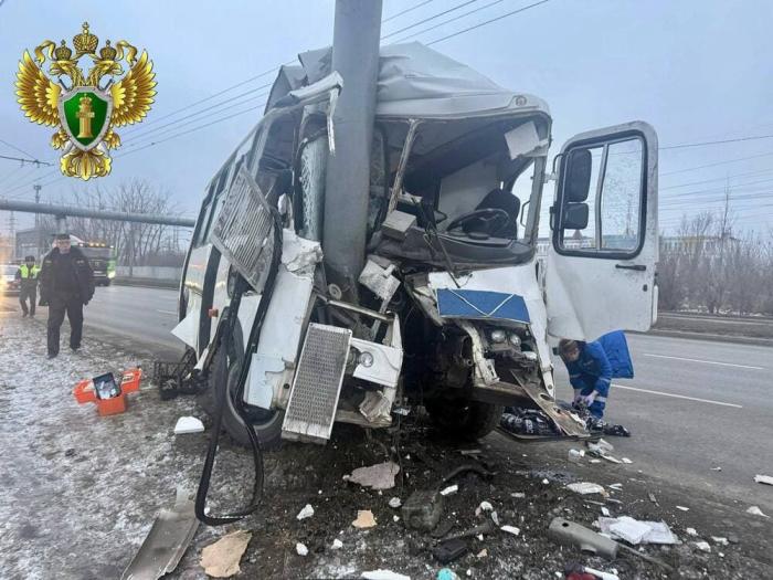Маршрутный автобус в Челябинске врезался в столб: пострадали люди | В Челябинске маршрутный автобус врезался в столб