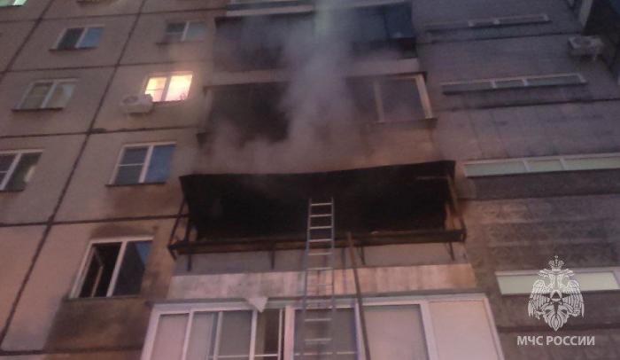 В Челябинске ночью пожар нарушил сон 25 жильцов | Ночью в Челябинске загорелась квартира в многоэтажке