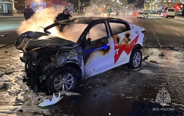 В МЧС объяснили крупное ДТП в центре Челябинска  | МЧС: четыре человека пострадали в ДТП в Челябинске 