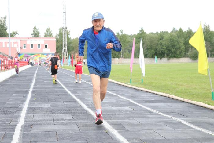 Бегает до сих пор — 80-летний марафонец из Озёрска пробежал три экватора Земли | 80-летний челябинец пробежал три земных экватора