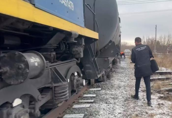 В Челябинской области сошли с рельсов две цистерны с бензином: проводится проверка | В Челябинской области сошли с рельс два вагона-цистерны: пострадавших нет