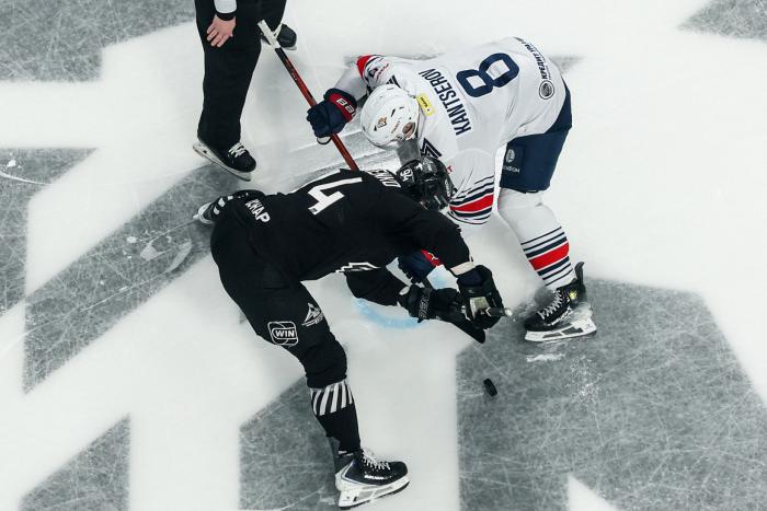 Хоккей: "Трактор" проиграл "Металлургу" в зрелищном матче | "Трактор" уступил "Металлургу" в южноуральском дерби: обзор матча