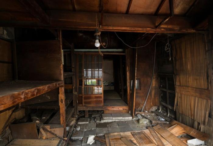 «А если замыкание!?» — в Челябинске после ремонта Свердловского проспекта топит подвал жилого дома  | В Челябинске жители дома на Ленина столкнулись с постоянными потопами в подвале 