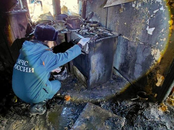 Пожар в челябинском Троицке унёс жизнь мужчины | В челябинском Троицке при пожаре в жилом доме погиб мужчина