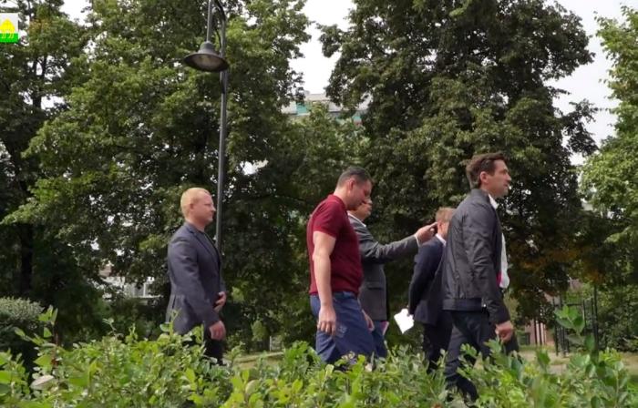 Челябинцы жалуются на ломающиеся детские сооружения в новом сквере  | Жители Челябинска недовольны благоустройством сквера на Молодогвардейцев 