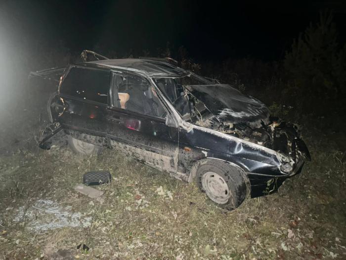 В Челябинской области на трассе опрокинулась машина, водитель погиб  | На трассе под Саткой погиб пожилой водитель 