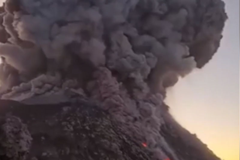 Вулкан Килауэа на Гавайях выпустил лавовый фонтан высотой 370 м | Килауэа на Гавайях извергается: лавовый фонтан достиг 370 метров