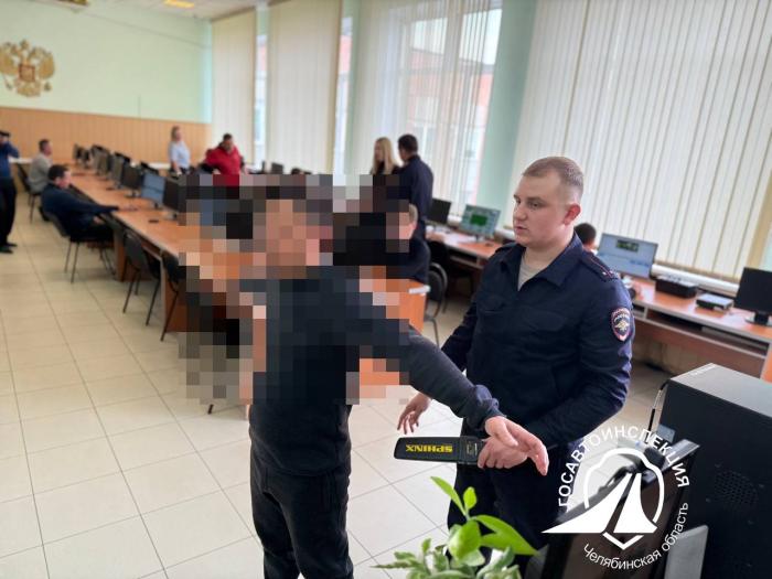 В Челябинске кандидат в водители попался на использовании запрещённой техники | Челябинские полицейские задержали кандидата в водители прямо на экзамене