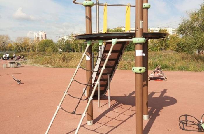 В Челябинске мальчик травмировался из-за поломки горки | Ребёнок получил травму головы из-за поломки горки в Челябинске