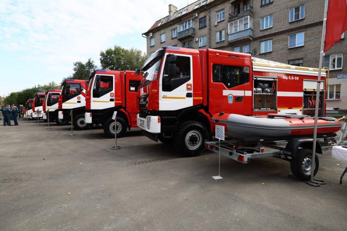 Челябинское управление МЧС получило новую технику | Текслер передал сотрудникам МЧС новую технику