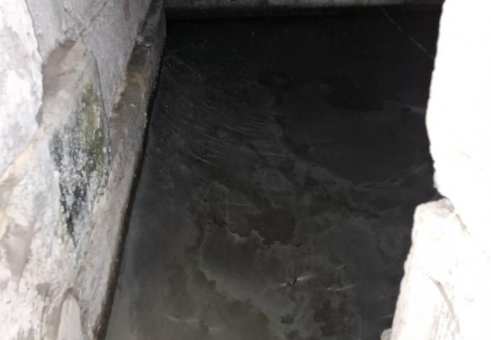 Чиновники не суетятся — челябинцы до сих пор страдают от жуткой вони в доме  | В Челябинске жители улицы Каслинской продолжают изнывать от жуткой вони 