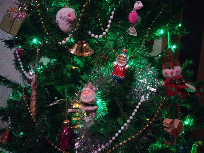 Жители Челябинска спасли новогоднюю ёлку после жалобы в УК  | В Челябинске жители двора едва не остались без новогодней ёлки 