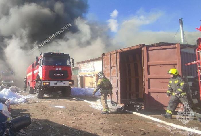 Площадь пожара в Челябинске достигла 1200 квадратных метров | Пожар в Челябинске локализовали на 1200 квадратных метрах