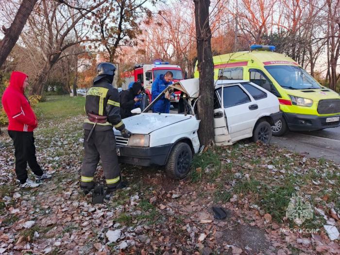 Машина врезалась в дерево — в Челябинске при ДТП пострадал водитель | В Челябинске автомобиль врезался в дерево, пострадал мужчина Машина врезалась в дерево — в Челябинске при ДТП пострадал водитель | В Челябинске автомобиль врезался в дерево, пострадал мужчина