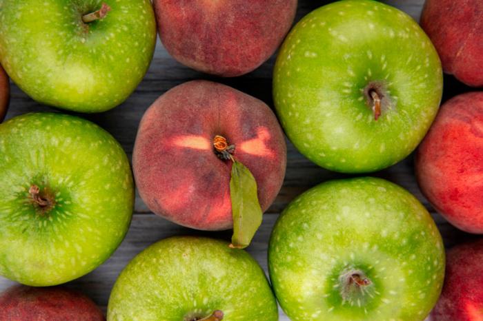 "Даже скоту такое не предложишь" — школьники жалуются на гнилые яблоки в столовой 