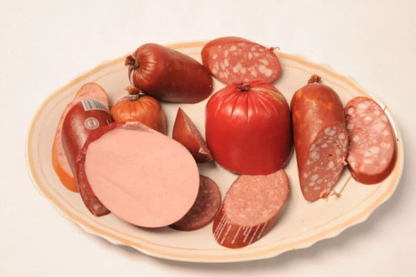 Отравились колбасой — догхантеры погубили в Челябинске двух собак 