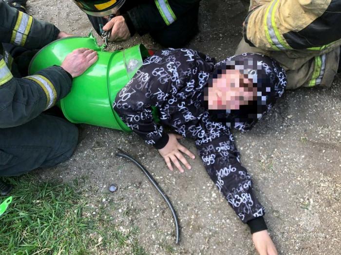 Ребёнок застрял в трубе в Челябинске 