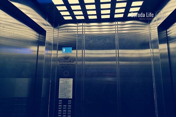 Врач предупредил россиян об опасностях телефона, лифта и транспорта 