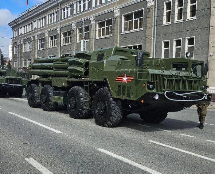 Новая военная техника проехала впервые по Челябинску 