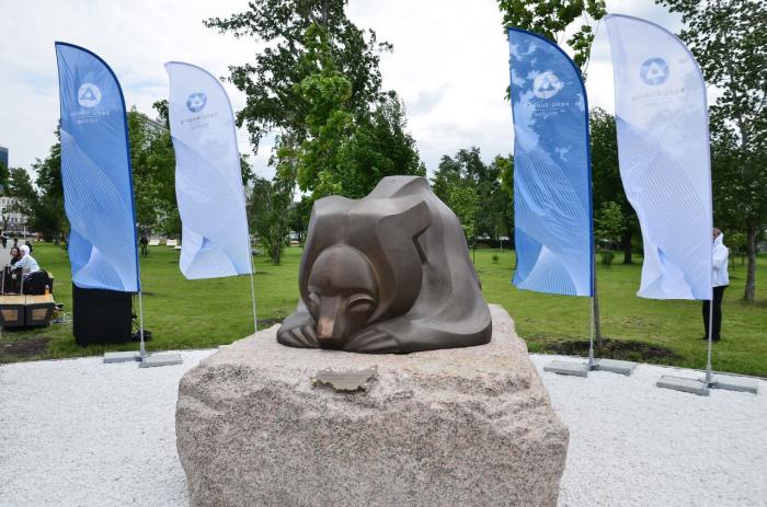 Скульптуру «Спящий медведь» установили в Челябинске 