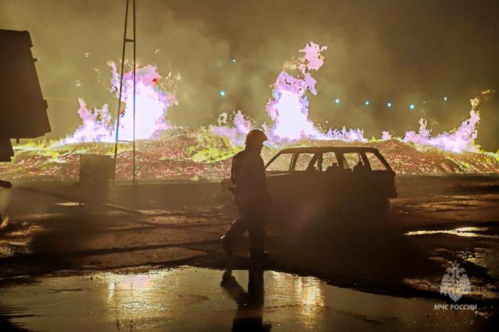 В Челябинске пожар на промплощадке уничтожил 12 машин. Видео