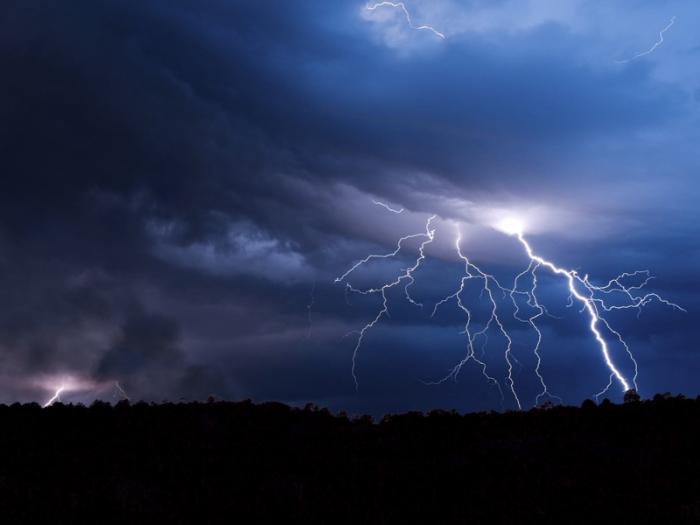 На Челябинскую область надвигаются ураганный ветер и грозы 