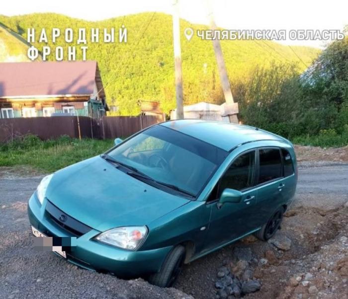 В Челябинской области после работ автомобиль провалился в провал 