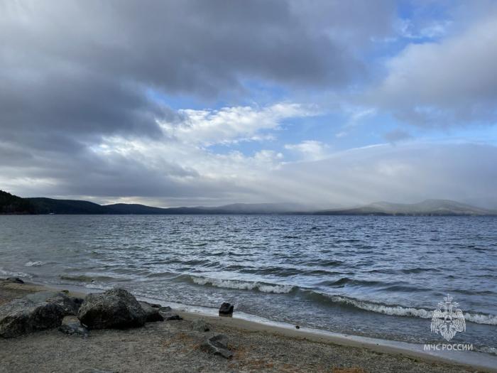 Плавали на катамаране — пять человек чуть не утонули в озере Тургояк 