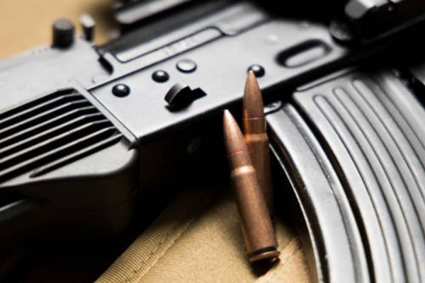 В Челябинске мужчина с автоматом перепугал жильцов 