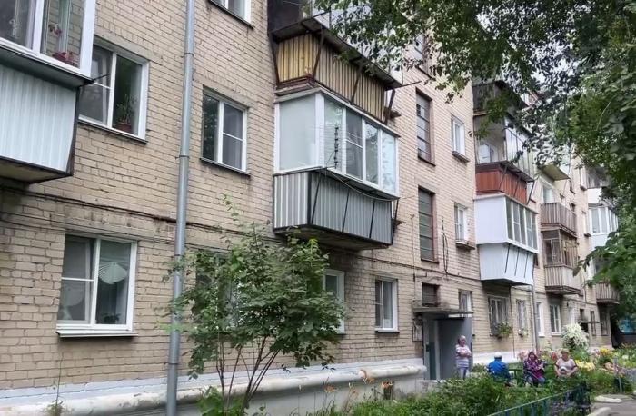 «Жить невозможно!» В Челябинске жильцы дома жалуются на антисанитарию 