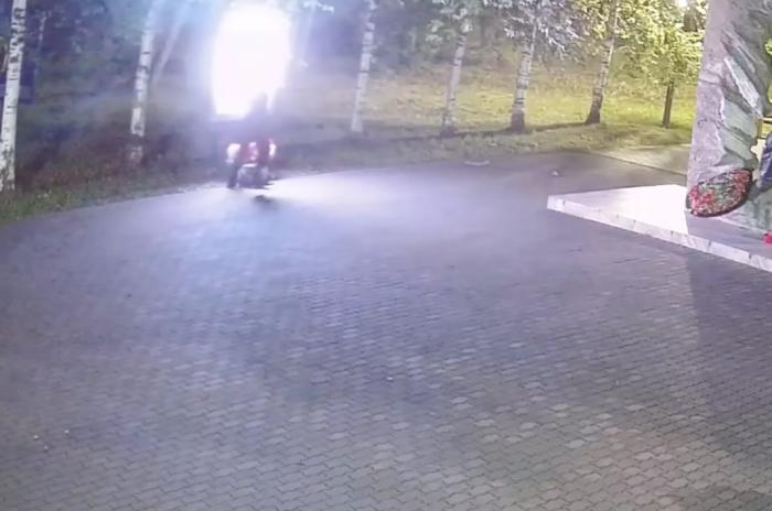 Челябинец повредил кувалдой мемориал и попытался скрыться. Видео
