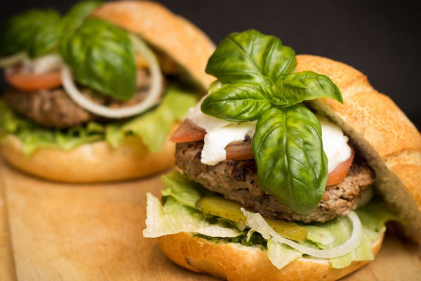 Розовый бургер попробовали и разочаровались: во «Вкусно и точка» начались продажи лимитированного меню с Hello Kitty