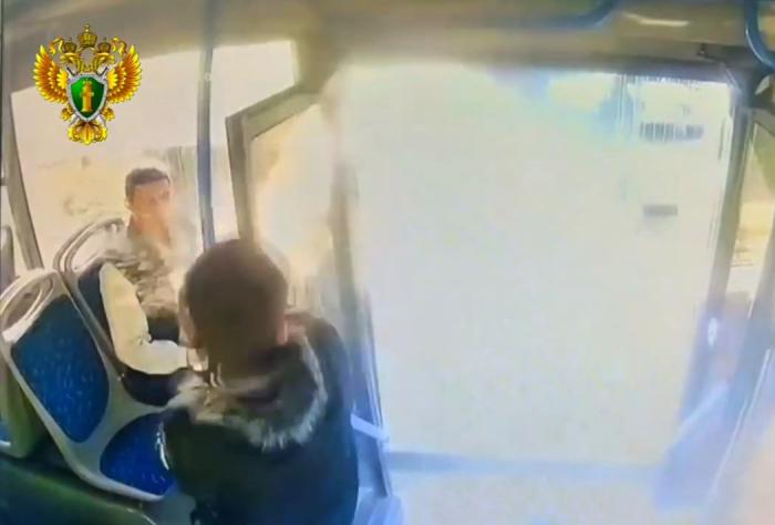 Разбил стекло двери автобуса — челябинца ждёт суд за вандализм 