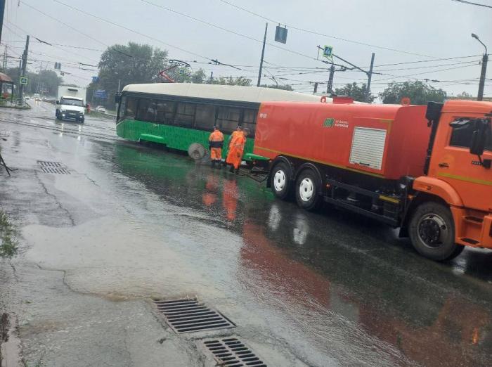 В Челябинске вода заблокировала трамваи