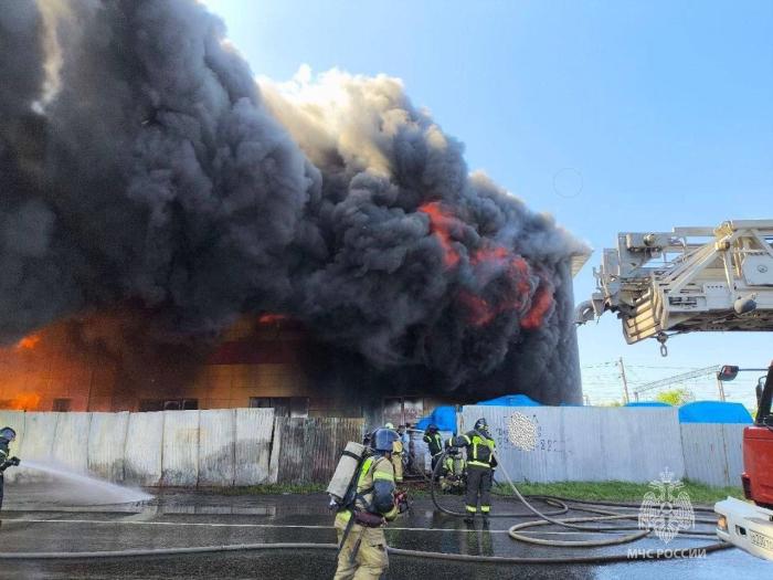 Крупный пожар возник на складе в Челябинске 