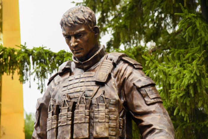 В Южноуральске открыли памятник солдату СВО 