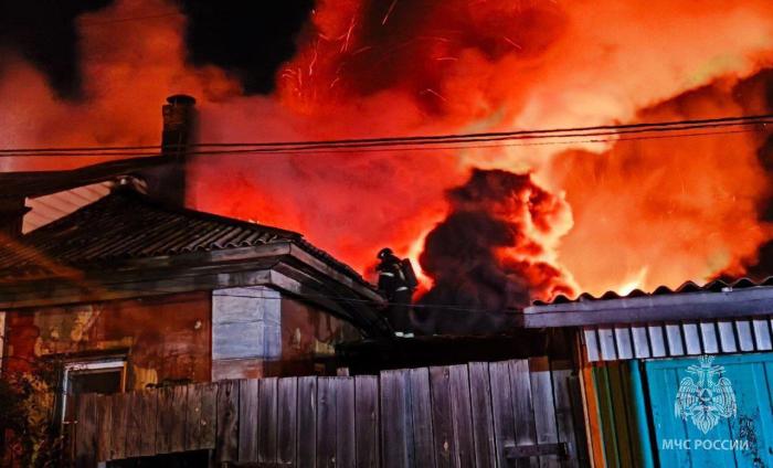 Дом на три семьи сгорел ночью в Челябинске 