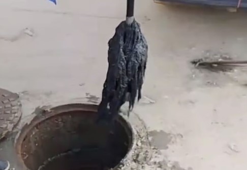 Челябинцы продолжают выкидывать мусор в унитаз 