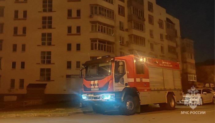 В челябинской многоэтажке ночью загорелись электрощитки 