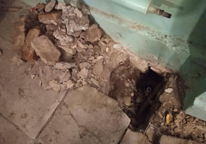 На пороге зимы — в одном из домов Челябинска прорвало отопительную трубу 