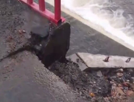 В Челябинской области у нового моста обрушились обочины 