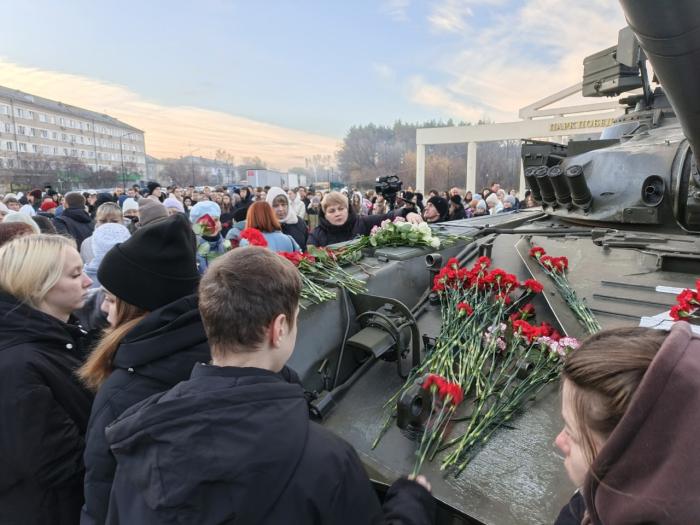 В день траура жители Копейска несут цветы к танку-памятнику 