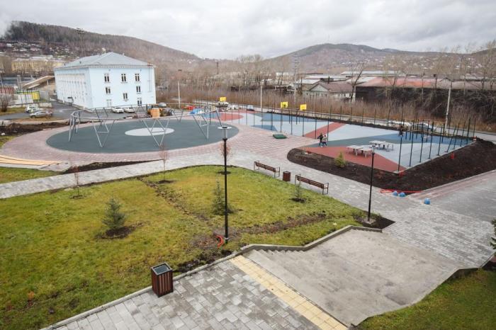В Златоусте завершают обустройство сквера в честь инженера Тищенко — теперь там и спорт, и культура