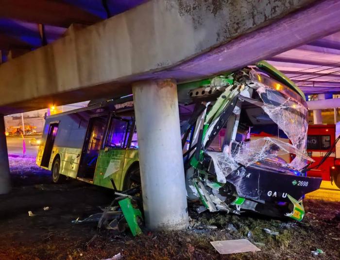В Челябинске 12 человек получили травмы после столкновения автобуса с опорой моста