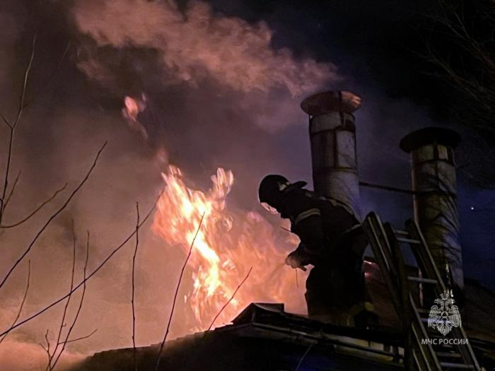 Пожар в частном доме в Челябинске: погиб мужчина и уничтожены постройки