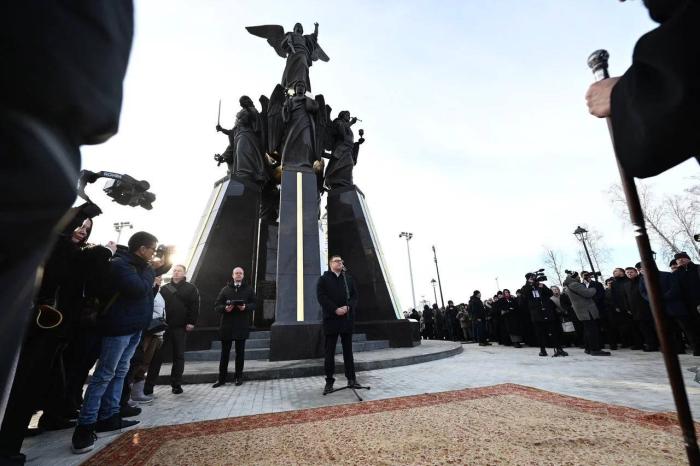 В Челябинске у Кафедрального собора открыли скульптуру «Собор Архистратига Михаила»