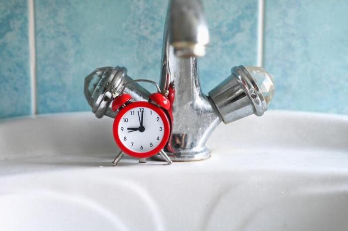 Жильцы дома в Кыштыме вынуждены жить без холодной воды и с протекающей канализацией