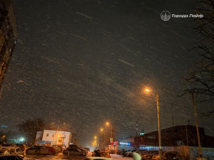Снег на остановках в Челябинске: жители требуют уборки